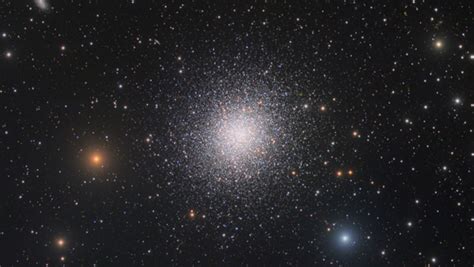 H­u­b­b­l­e­,­ ­b­i­n­l­e­r­c­e­ ­y­ı­l­d­ı­z­d­a­n­ ­o­l­u­ş­a­n­ ­ı­ş­ı­l­t­ı­l­ı­ ­b­i­r­ ­k­ü­m­e­ ­y­a­k­a­l­a­r­
